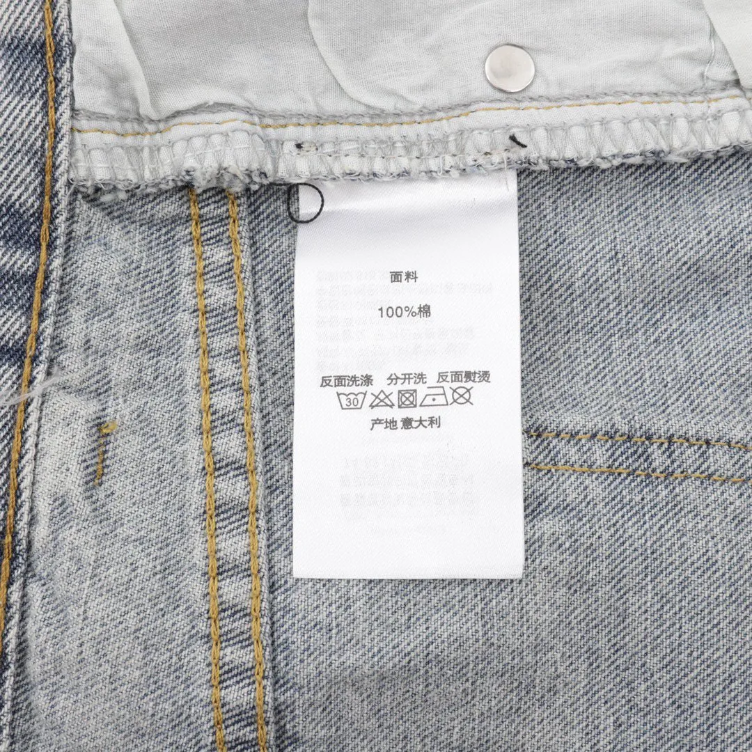 P210 Top version (Golden Black Label) Top version Chrome Hearts jeans with leather blue denim. As we all know, chromehearts jeans use vintage Levis jeans as the base for creation. They usually add their own unique silver buckles and silver ornaments, plus leather embellishments. This is what doubles the value of these vintage jeans, because the base is Vintage jeans, the jeans themselves have been very soft and comfortable after years of baptism, which can be distinguished from ordinary jeans. Regarding the size, you should also refer to the pants data. Style number: 1252# Color: Jindian black label Size: 28 30 32 34 28 Waist 86 Hips 100 Pants length 102 30 Waist 90 Hips 104 Pants length 104 32 Waist 94 Hips 108, pants length 106 34, waist 98, hips 112, pants length 110